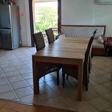 Appartement Bas De T3 Avec Piscine Vue Mer *